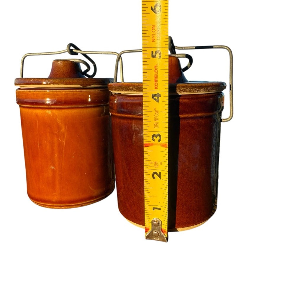 PAIR OF VINTAGE BROWN STONEWARE CROCK JARS WITH LIDS & METAL HANDLES - Picture 6 of 12